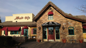 Mimi's Cafe outside