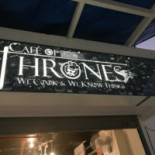The Thrones Cafe Dentro