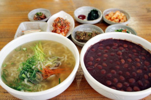 한우물칼국수 food