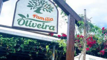 Família Oliveira outside