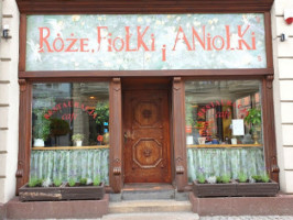 Róże, Fiołki I Aniołki Obiady Pizza Lunch outside