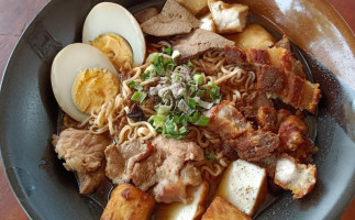 ร้านก๋วยจั๊บน้ำข้น ยำป้าลี้ food