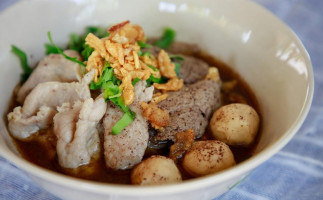 ก๋วยเตี๋ยวน้ำข้นแป้งฝุ่น หนองอุมลัว food