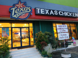 Texas Chicken Ciledug outside