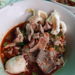 ร้านก๋วยเตี๋ยว ลุงตุ๊ หลังคาเขียว food