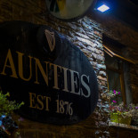 Aunties Esterno