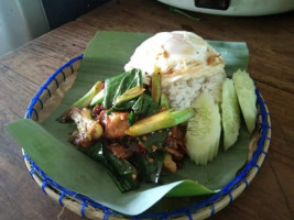 ร้านก๋วยเตี๋ยวริมทุ่ง แม่สุรินทร์ inside