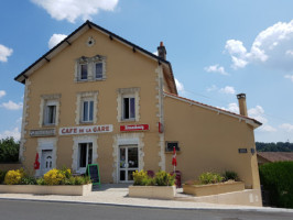 Cafe De La Gare outside