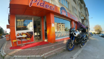 Pideci Yusuf outside