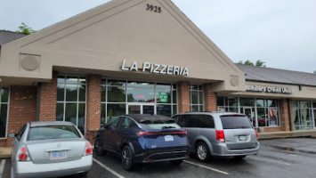 La Pizzeria outside