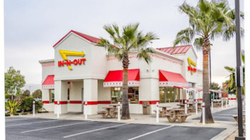 In-n-out Burger outside