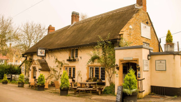 Ilchester Arms outside