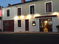 La Petite Auberge outside