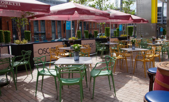 Oscars Cafe outside