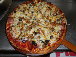 Caveman Cavey's Pizza food