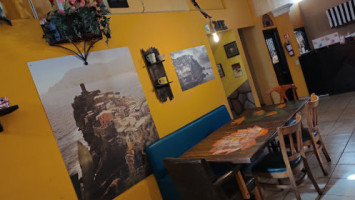 Cachos Café inside