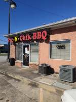 Pig-N-Chik outside