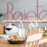 Baieta Ibis Cibo
