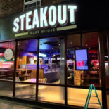 Steakout Dentro