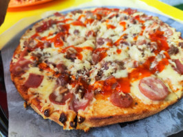 Alberto's Pizza food