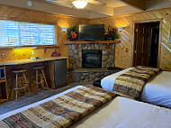 Giant Oaks Lodge inside