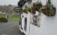 Hollybush Inn outside