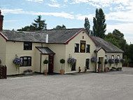 The Lion at Leavenheath outside