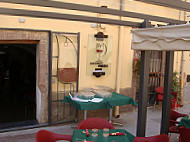 Mangiaimbuto Vineria inside