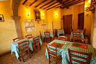 Le Tre Piramidi inside