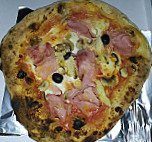 Elvy's Neapolitan Pizza food