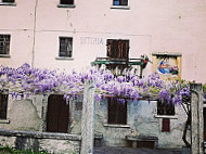 Ponte Del Baffo outside