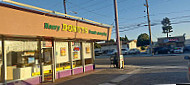 Henry's Donuts outside