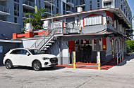 Enriqueta's Sandwich Shop outside