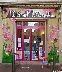 L'éléphant rose à pois blancs