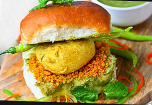 Mumbaiya Misal Vadapav