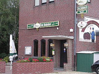 Mazi Am Bahnhof