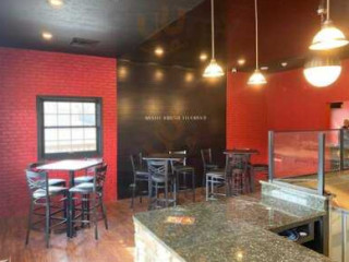 Fox's Pizza Den