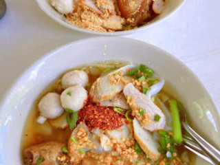 ร้านก๋วยเตี๋ยวแม่ฉิม ข้าวกระเพราถาดจัมโบ้
