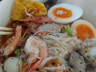 ก๋วยเตี๋ยวห้อยขา ป้าเบ้