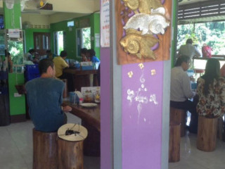 ครัวแยกอิ่มสุข Yak Im Suk ตึกคัลเลอร์ฟลู