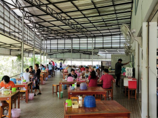 ร้านก๋วยเตี๋ยวเจ้เล็กหมูเลียงต้นมะขาม อำเภอมะขาม