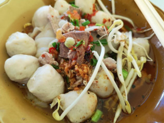 ร้านก๋วยเตี๋ยวตาชิต