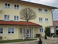 Annis Nest, Pension