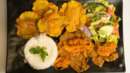 Carne Encebollada Con Tostones, Ensalada Y Arroz