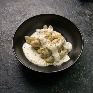 Momo Fritto In Padella Con Formaggio Di Mais In Salsa Di Formaggio Fuso