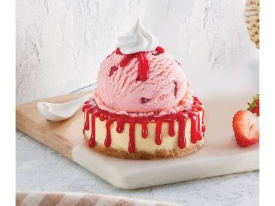 Gelato Alla Fragola Con Sundae Cheesecake Alla Salsa Di Fragole