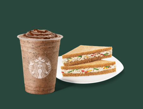 Frappuccino Alto Con Gocce Di Cioccolato Doppio E Sandwich Con Insalata Di Pollo.