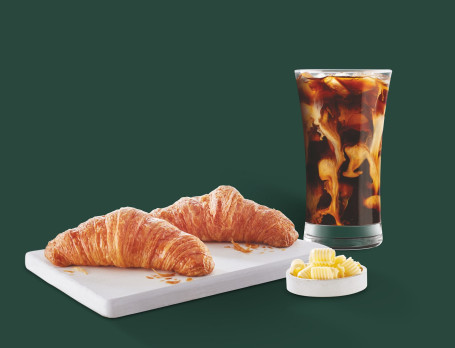 Croissant Al Burro Con Crema Fredda Alla Vaniglia Alta E Dolce