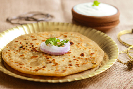 Gobhi Prantha With Curd