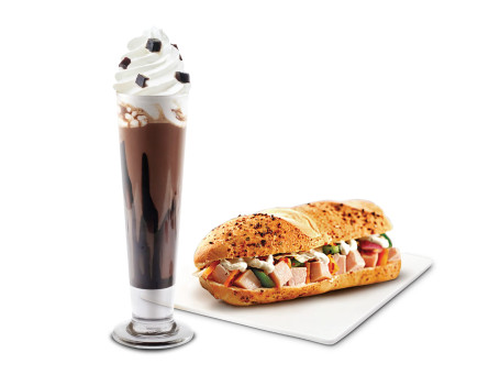 Frappe Al Caffè Al Cioccolato Fondente Affumicato E Sandwich Di Pollo Affumicato